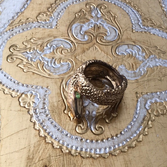 Costume snake ring with green crystal - Picture 1 of 3